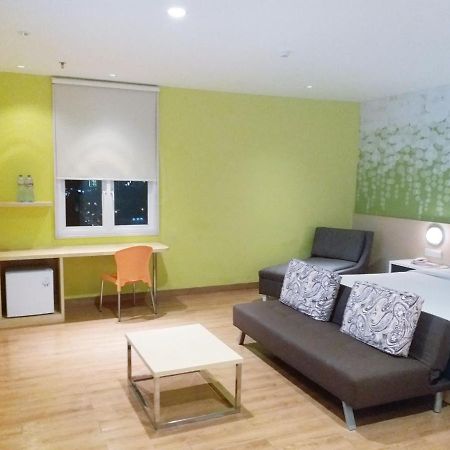 Zest Jemursari By Swiss-Belhotel International Surabaya Exterior foto