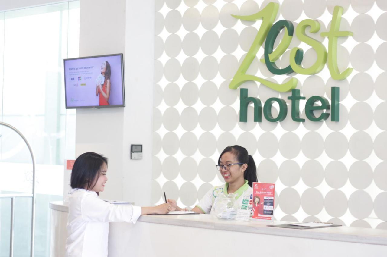 Zest Jemursari By Swiss-Belhotel International Surabaya Exterior foto
