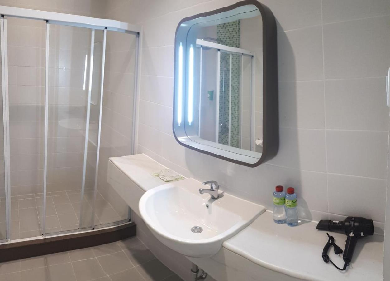 Zest Jemursari By Swiss-Belhotel International Surabaya Exterior foto