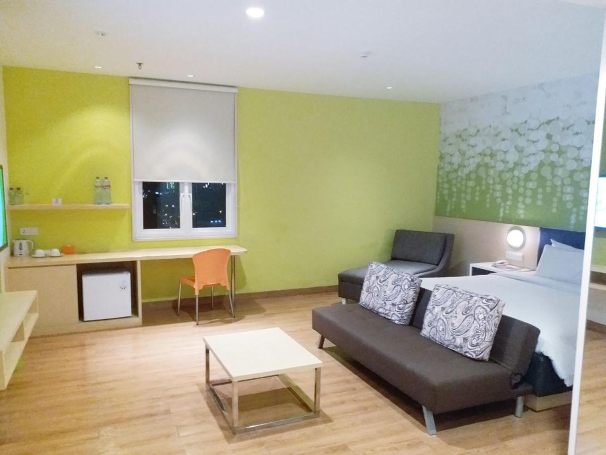 Zest Jemursari By Swiss-Belhotel International Surabaya Exterior foto