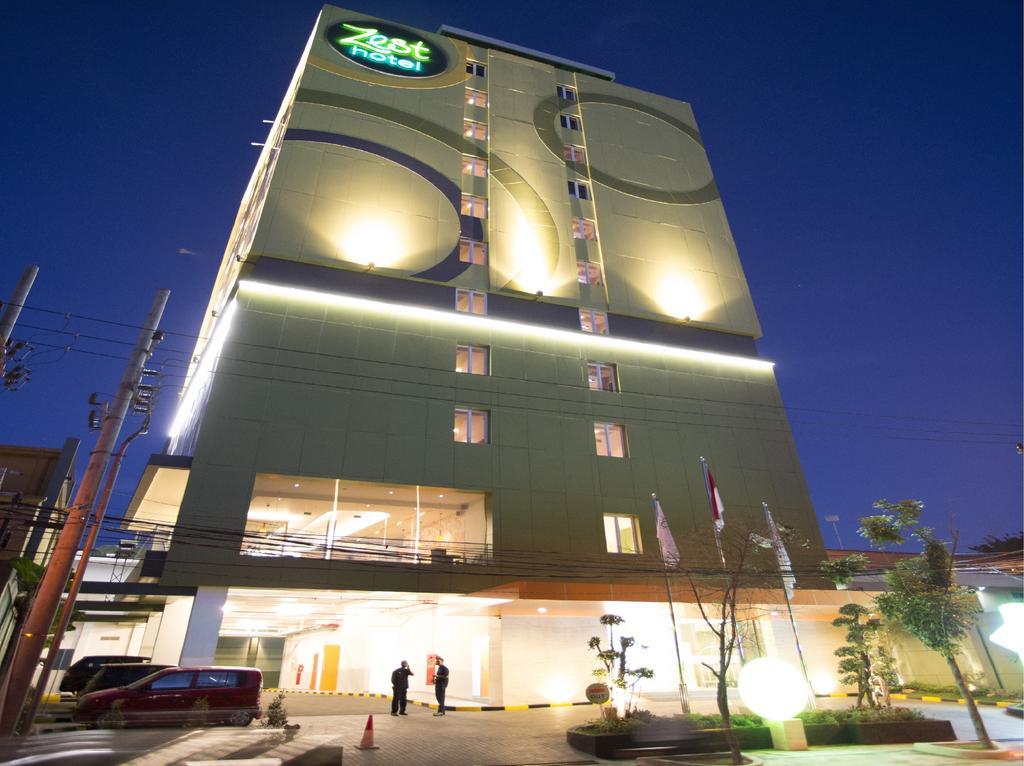 Zest Jemursari By Swiss-Belhotel International Surabaya Exterior foto