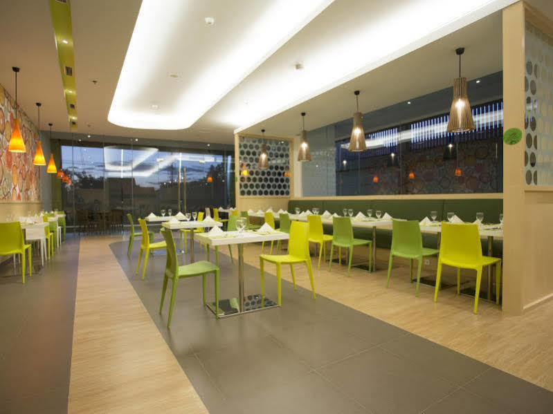 Zest Jemursari By Swiss-Belhotel International Surabaya Exterior foto