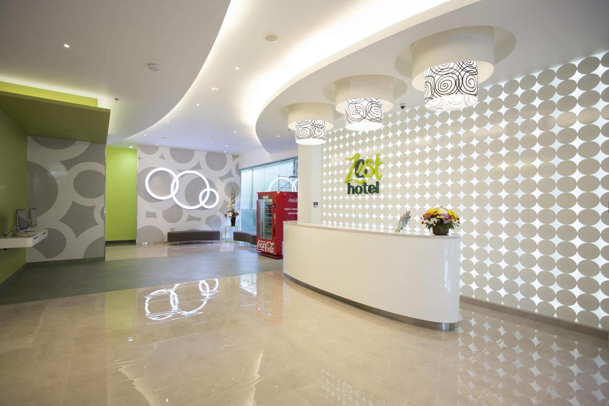 Zest Jemursari By Swiss-Belhotel International Surabaya Exterior foto