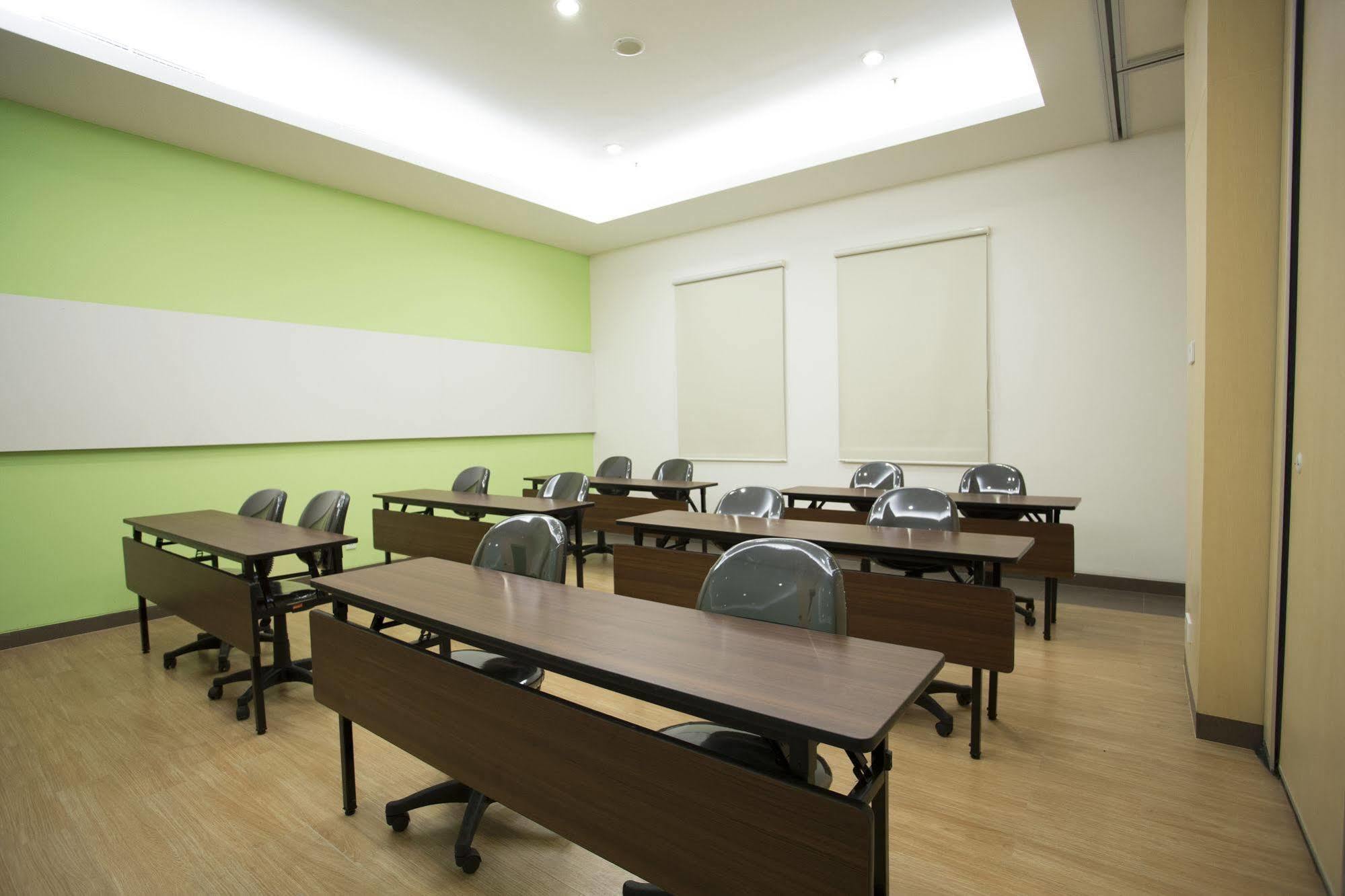 Zest Jemursari By Swiss-Belhotel International Surabaya Exterior foto
