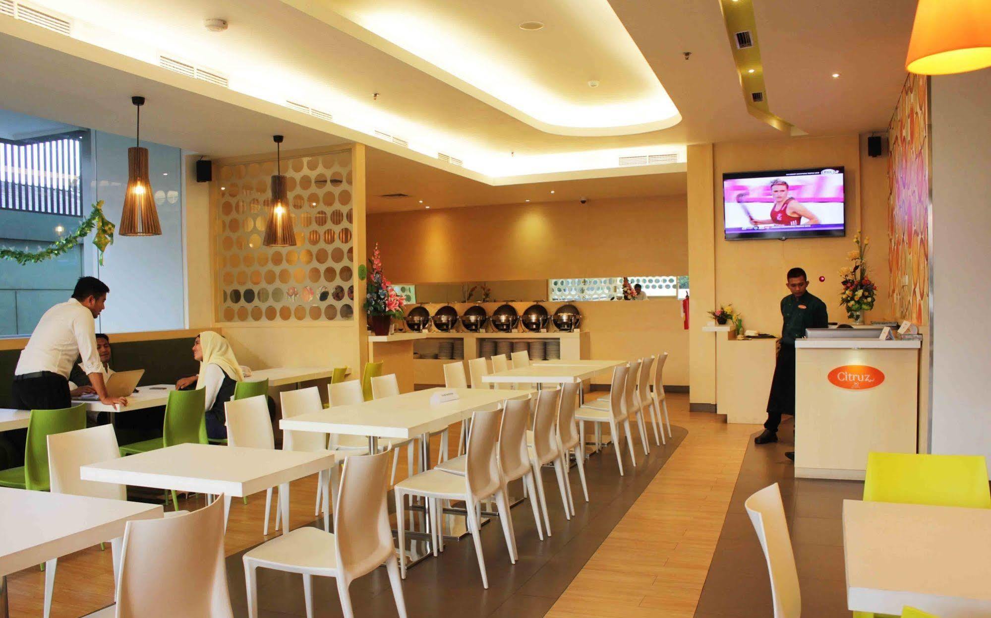 Zest Jemursari By Swiss-Belhotel International Surabaya Exterior foto