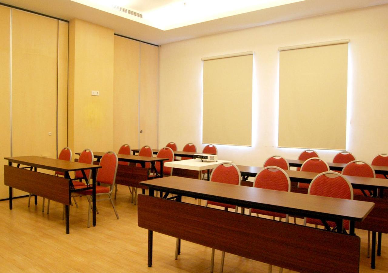 Zest Jemursari By Swiss-Belhotel International Surabaya Exterior foto